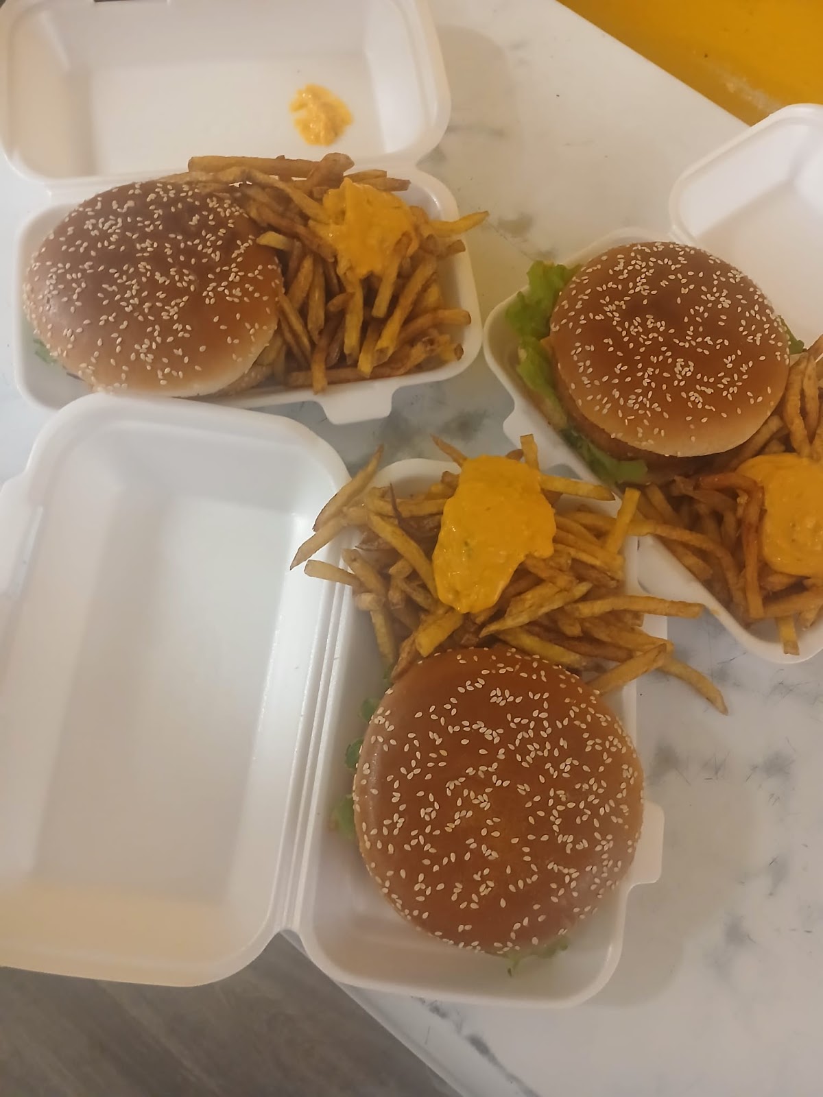 Pizza fraîchement sortie du four, garnie généreusement