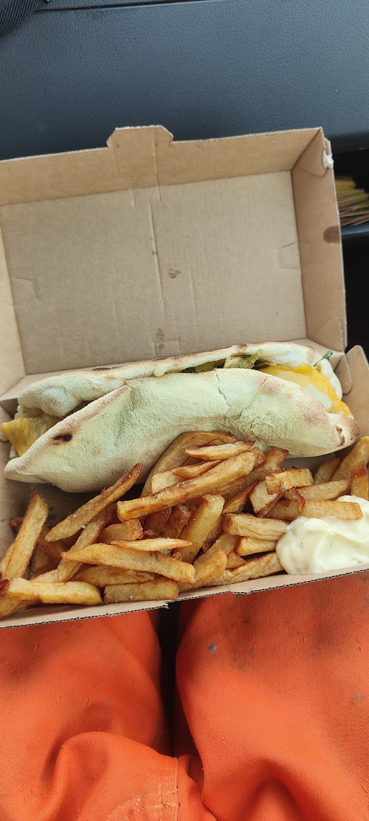 Pizza Royal garnie de viande hachée, poulet et kebab